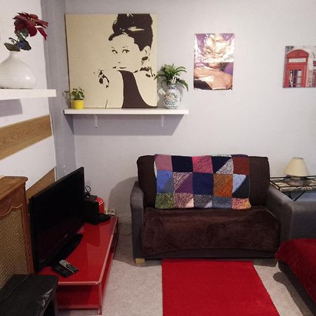 Guesthouse Familial Pour 2,3,4 Personnes De 44M2- Accessible Handic -Rez De Chaussee-Vues Sur Rue Et Patio Prive - Sejour, Chambre Separee-Cuisine,Salle De Bain,Lit Double Et Canape-Lit 2Pers-Entree De La Rue Berzelius-5 Minutes Du Metro Brochant-Lig Paris Exteriör bild