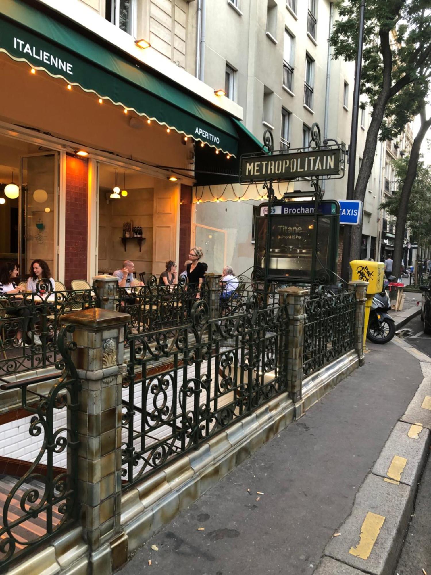Guesthouse Familial Pour 2,3,4 Personnes De 44M2- Accessible Handic -Rez De Chaussee-Vues Sur Rue Et Patio Prive - Sejour, Chambre Separee-Cuisine,Salle De Bain,Lit Double Et Canape-Lit 2Pers-Entree De La Rue Berzelius-5 Minutes Du Metro Brochant-Lig Paris Exteriör bild