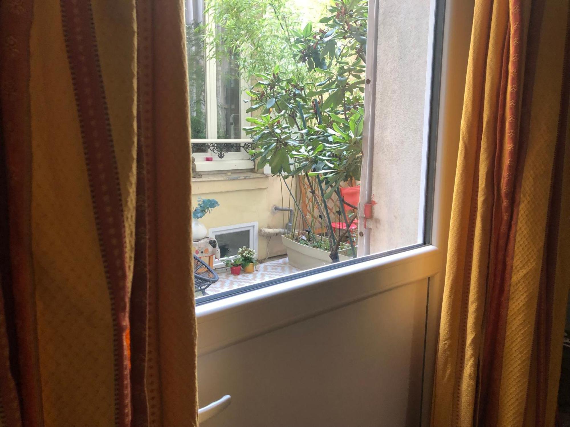 Guesthouse Familial Pour 2,3,4 Personnes De 44M2- Accessible Handic -Rez De Chaussee-Vues Sur Rue Et Patio Prive - Sejour, Chambre Separee-Cuisine,Salle De Bain,Lit Double Et Canape-Lit 2Pers-Entree De La Rue Berzelius-5 Minutes Du Metro Brochant-Lig Paris Exteriör bild