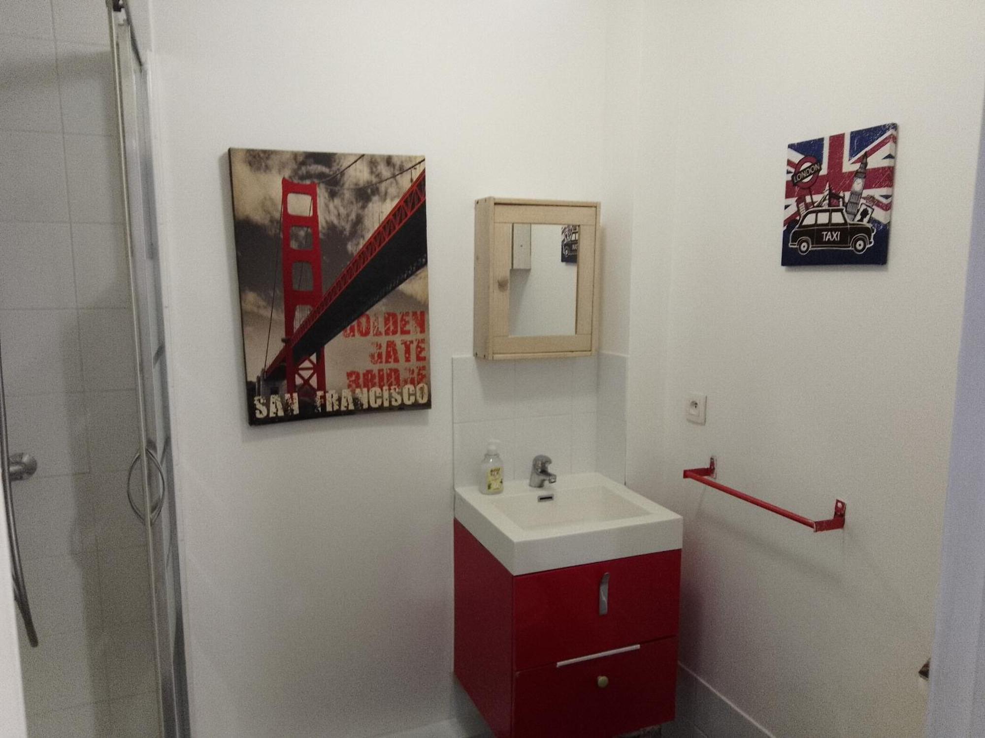 Guesthouse Familial Pour 2,3,4 Personnes De 44M2- Accessible Handic -Rez De Chaussee-Vues Sur Rue Et Patio Prive - Sejour, Chambre Separee-Cuisine,Salle De Bain,Lit Double Et Canape-Lit 2Pers-Entree De La Rue Berzelius-5 Minutes Du Metro Brochant-Lig Paris Exteriör bild