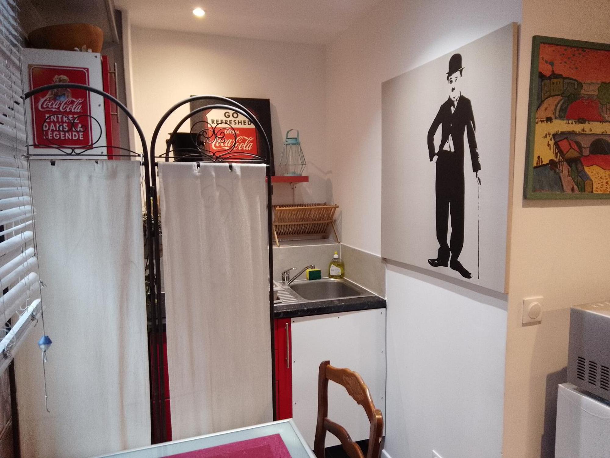 Guesthouse Familial Pour 2,3,4 Personnes De 44M2- Accessible Handic -Rez De Chaussee-Vues Sur Rue Et Patio Prive - Sejour, Chambre Separee-Cuisine,Salle De Bain,Lit Double Et Canape-Lit 2Pers-Entree De La Rue Berzelius-5 Minutes Du Metro Brochant-Lig Paris Exteriör bild